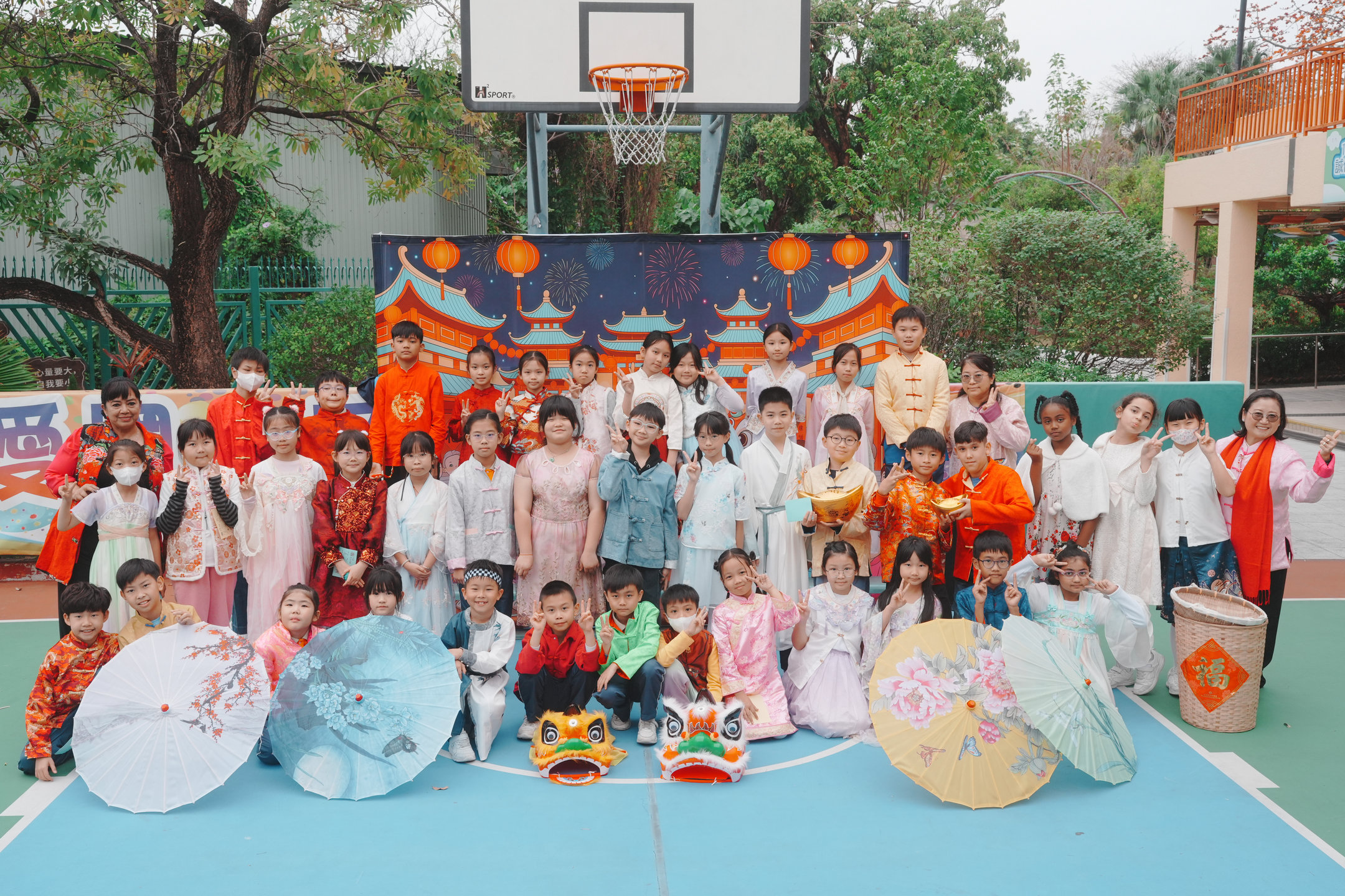 譚校長(右一)與師生一起穿上華服，展現華服之美。中華文化日不僅顯示我校師生的文化自信，亦凸顯我校對中華傳統文化方面的傳承。