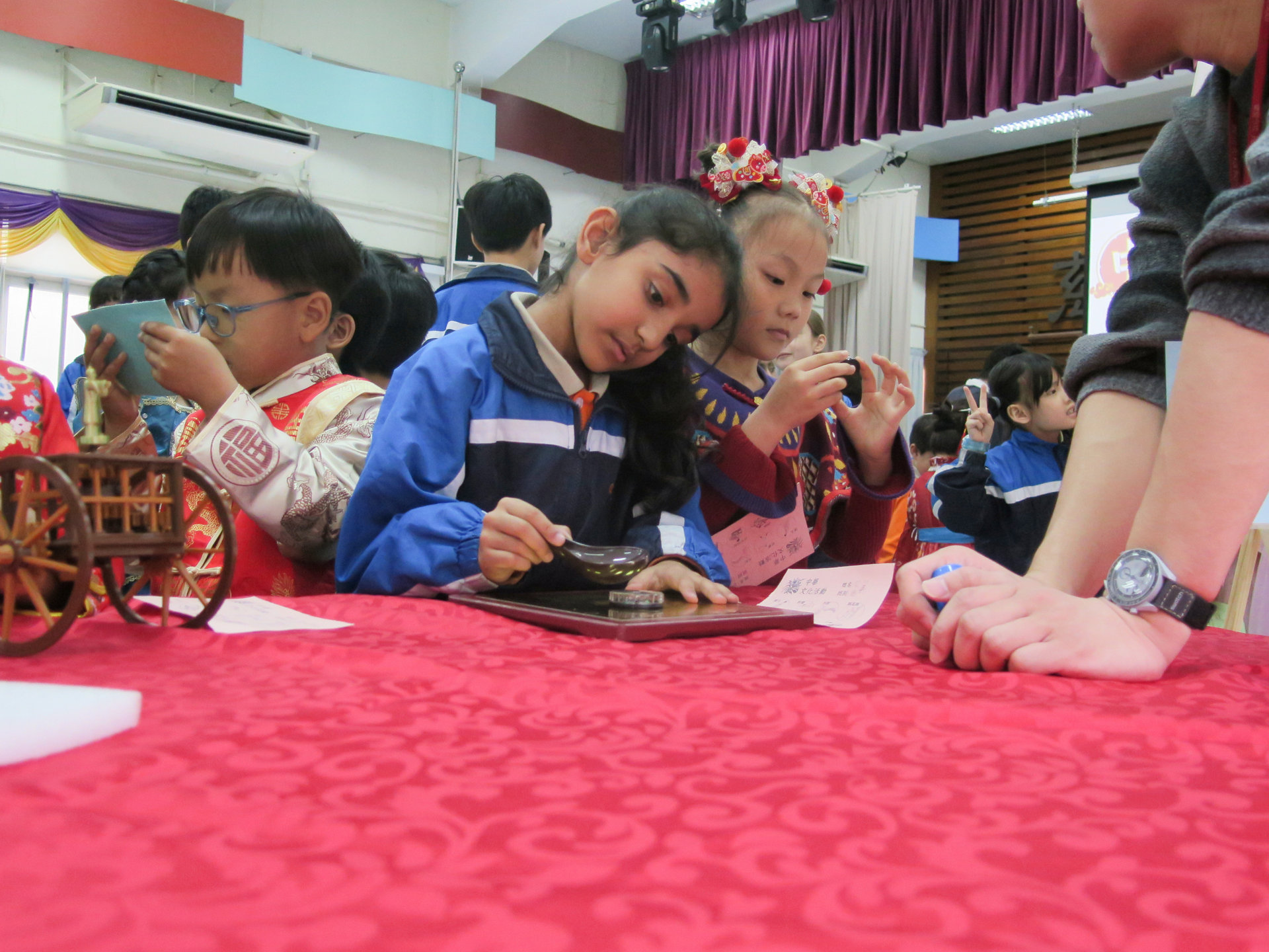 學生踴躍參與攤位遊戲，初次體驗「指南車」的運作與指示原理。透過親身操作，學生了解古代科技如何在日常生活中發揮作用，亦深深感受到古人的智慧。