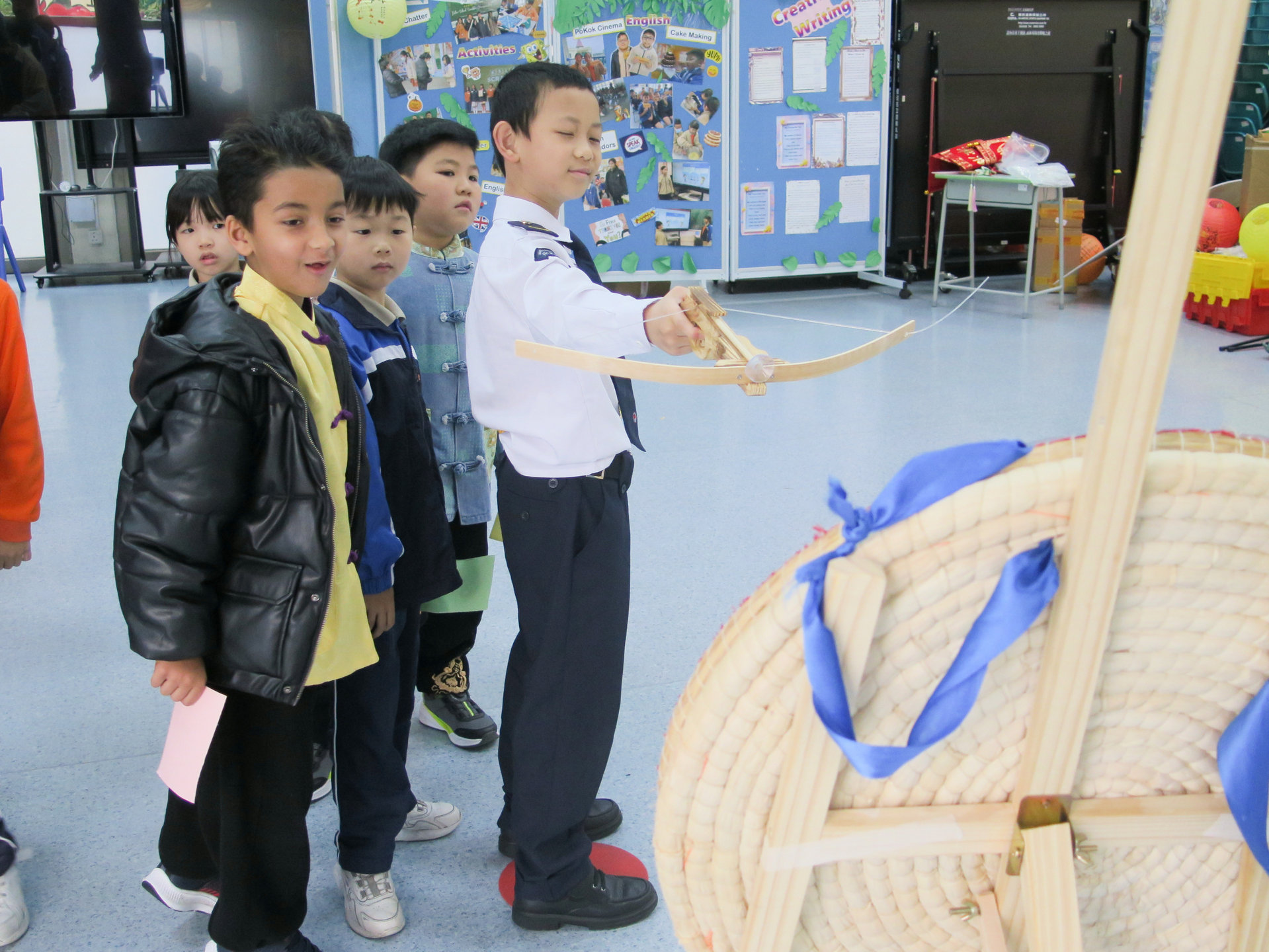 學生親身體驗古代「射」藝，在攤位遊戲中信心十足。透過親手拉弓與瞄準練習，學生感受到「射」藝與專注力的結合之美。